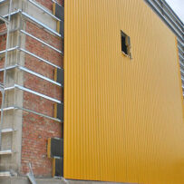 Монтаж фасадного профнастилу з підсистемою