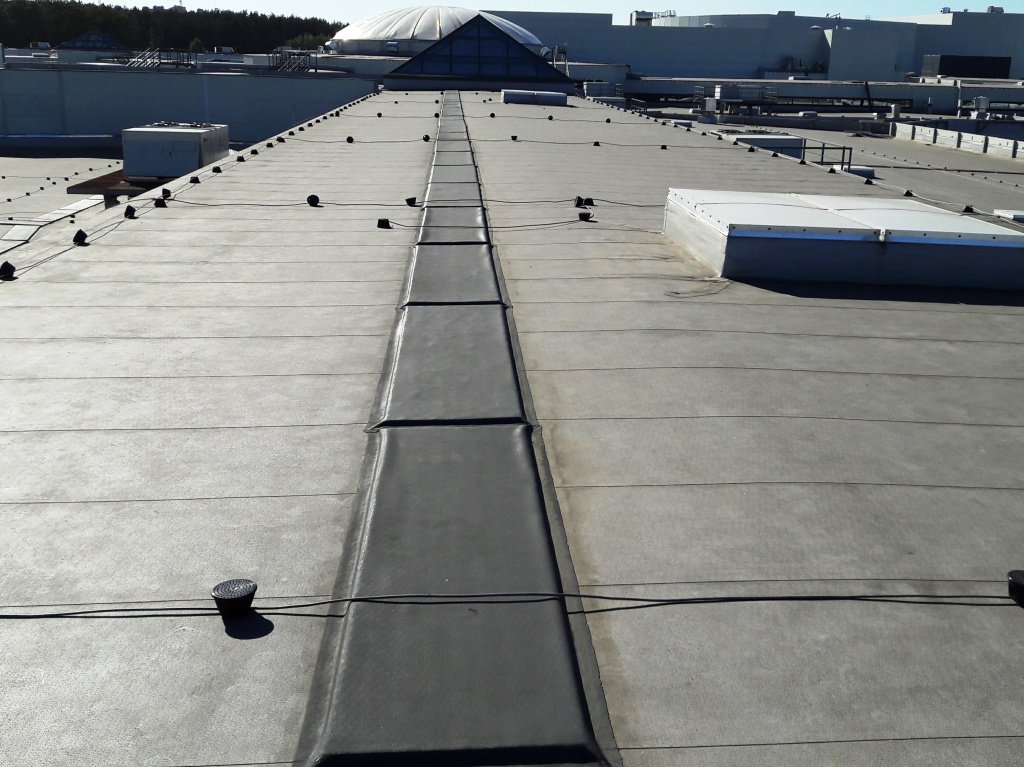 Монтаж ПВХ и ТПО мембран в якості доріжок на покрівлі